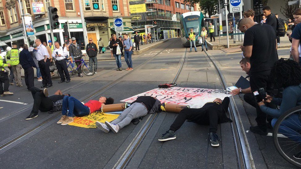 Протестующие лежат на дороге