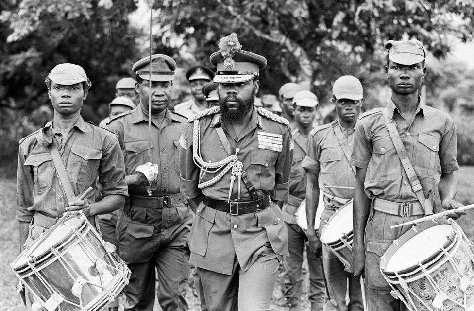Полковник Одумегву Оджукву, военный губернатор Биафры в Нигерии, инспектирующий часть своих войск, 11 июня 1968 года.
