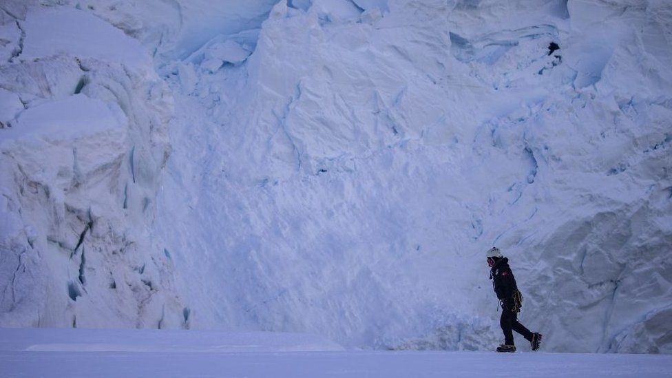 Una persona caminando en la Antártida