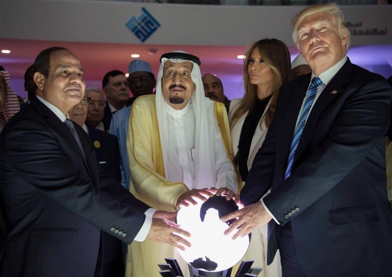 ABD Başkanı Donald Trump (sağda), First Lady Melania Trump, Suudi Arabistan Kralı Salman bin Abdulaziz el-Suud (ortada) ve Mısır Cumhurbaşkanı Abdulfettah el-Sisi (solda)