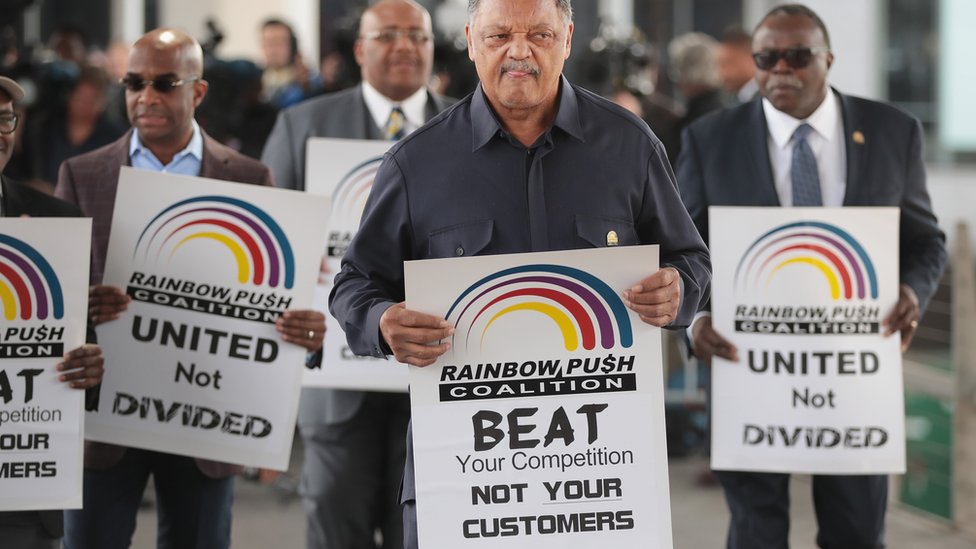 Лидер гражданских прав преподобный Джесси Джексон возглавляет небольшую группу из Коалиции Rainbow PUSH на акции протеста у терминала United Airlines в международном аэропорту О'Хара, 12 апреля 2017 г.