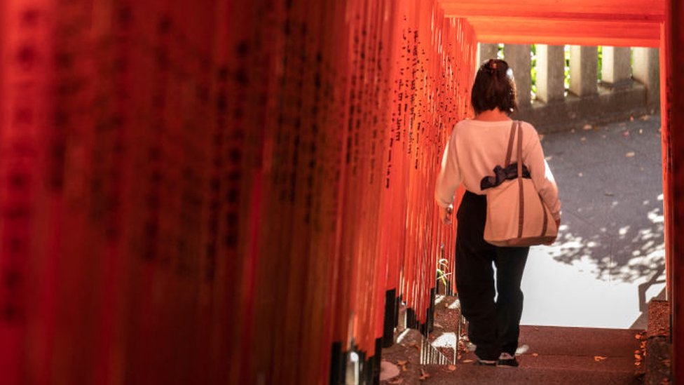 امرأة تمشي في اليابان
