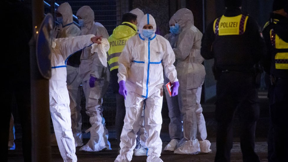 Investigadores en trajes blancos en el lugar del tiroteo en Hamburgo
