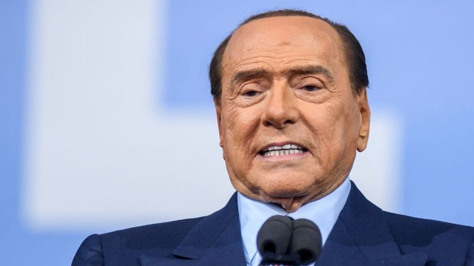 Бывший премьер-министр Италии Сильвио Берлускони умер в 86 лет. В стране объявлен национальный траур - BBC News Русская служба