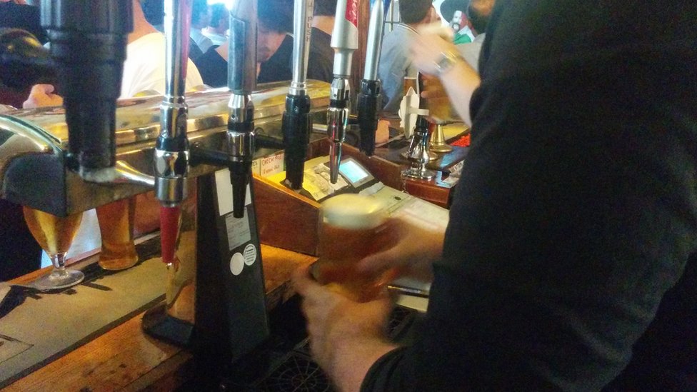 Perputaran uang di pub meningkat 30% sampai 80%, bergantung kepada tim yang bermain.