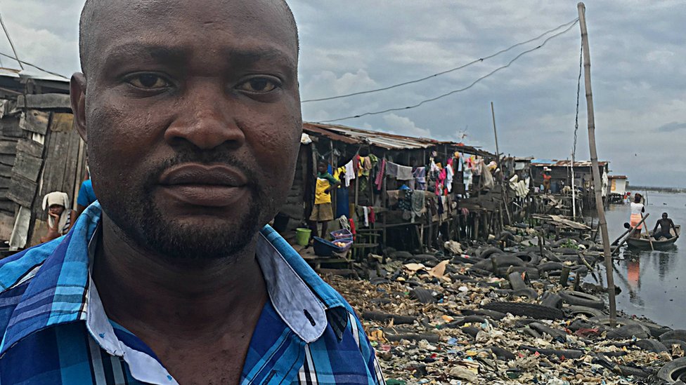 Сеун возле своего дома в трущобах Лагоса, Нигерия