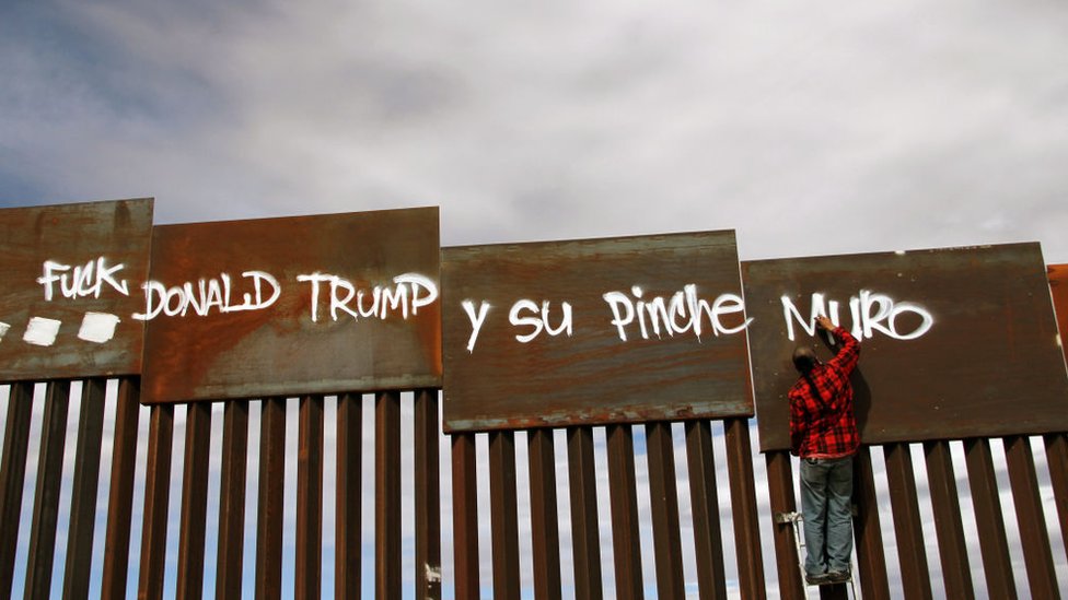 Los planes para la construcción de un muro en la frontera han tensionado la relación entre México y EE.UU. Protesta contra el muro de Trump