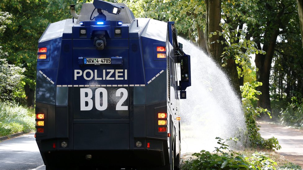 Un vehículo de la policía regando plantas en Alemania.