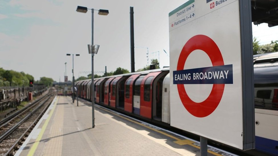 La estación de metro de Ealing Broadway está a sólo unas cuadras del aeropuerto internacional de Heathrow. La estación de subterráneos de Ealing Broadway