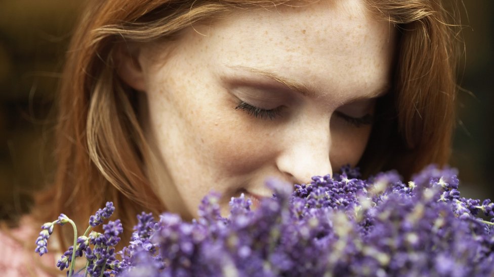 Žena miriše cveće
