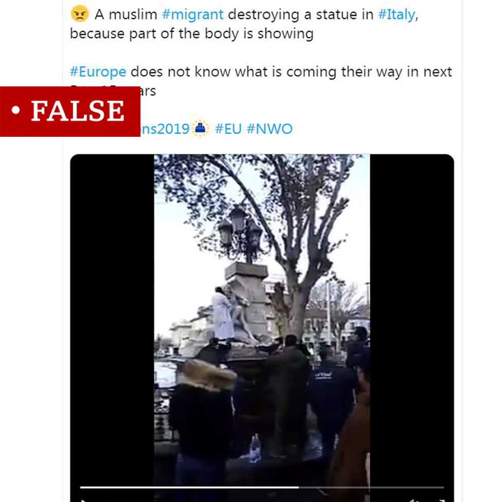 Скриншот видео статуи, размещенного в твиттере с напечатанным на нем «False»