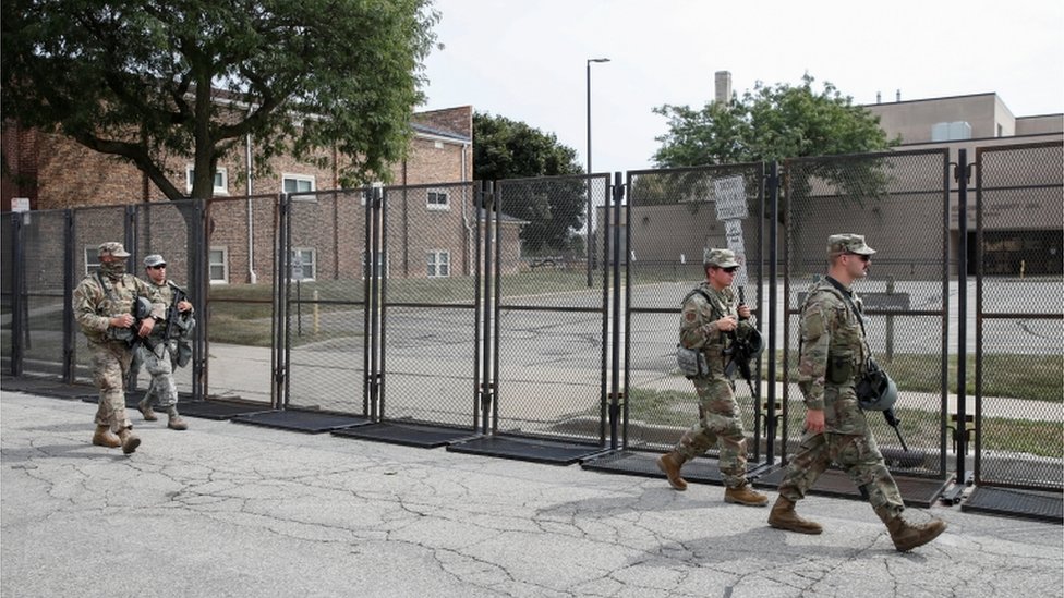 Члены Национальной гвардии штата Висконсин прибывают в здание общественной безопасности округа Кеноша 31 августа
