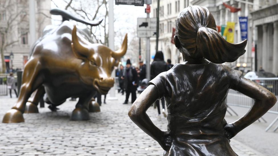 La escultura de la niña que se enfrenta al toro de Wall Street, en Nueva York