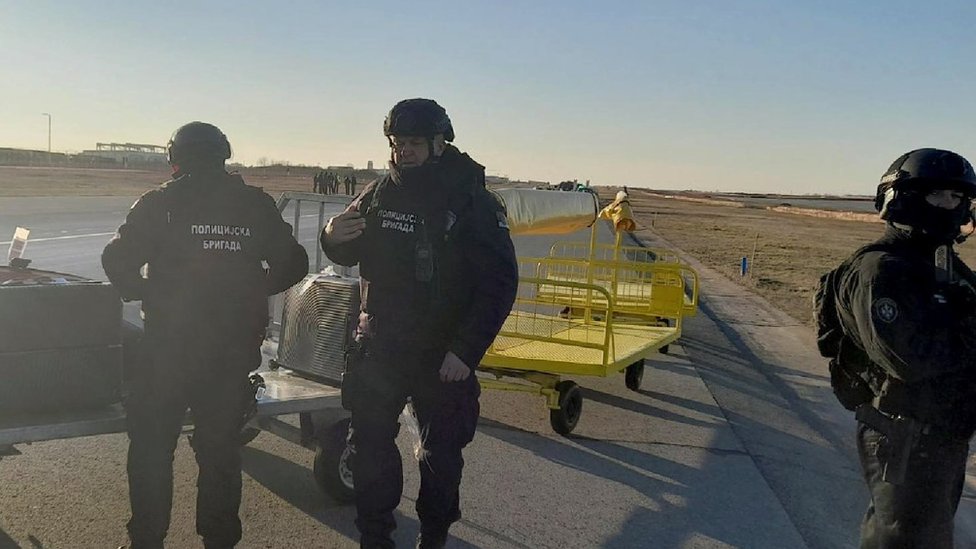 Pripadnici Policijske brigade prilikom pretresa aviona Er Srbije