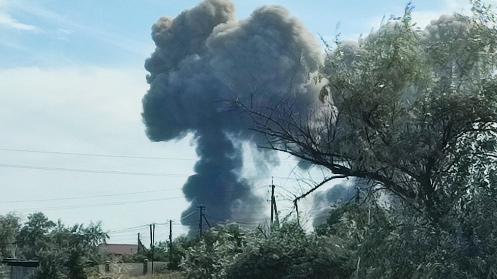 El humo se eleva después de las explosiones en la base aére de Saky el martes por la tarde.