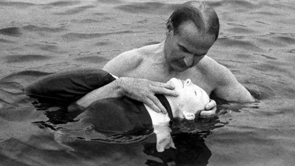 Åsmund S. Laerdal usando el maniquí Resusci Anne como víctima de ahogamiento simulada a principios de la década de 1960