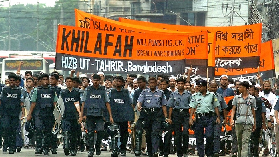 Hizb-ut Tahrir üyelerinin Bangladeş'teki bir gösteride taşıdığı pankart: 