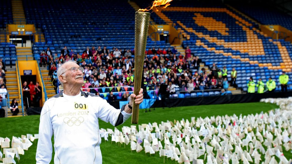 Джон Дженкинс с олимпийским огнем