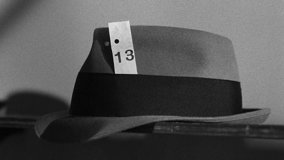 Originalni naziv filma Le Doulos je francuski sleng izraz za šešir koji zaklanja lice i koji su u to vreme nosili kriminalci