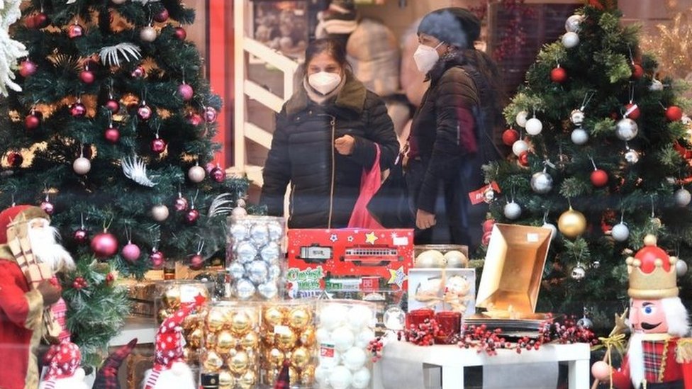 Loja decorada para o Natal em Milão, Itália