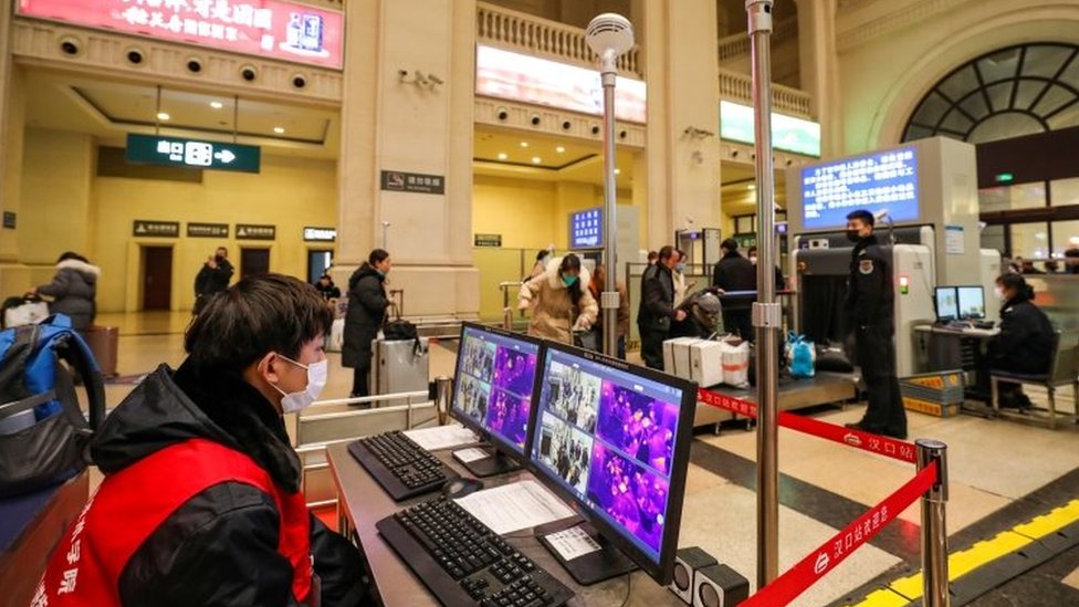 Un escáner detecta la temperatura de los pasajeros en la estación de tren de Hankou.