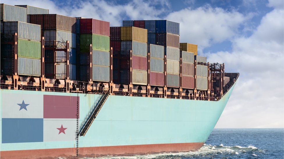 Un buque carguero con una bandera de Panamá