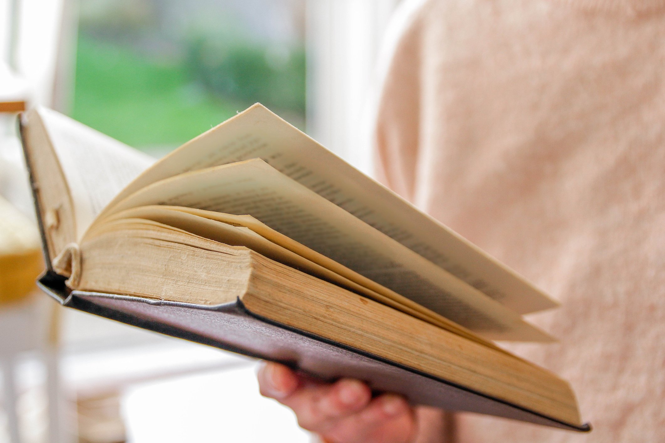 امرأة تقرأ في الكتاب المقدس