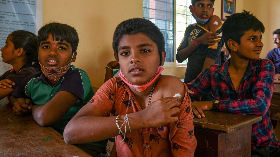 طلاب مدارس خلال حملة تطعيم للأطفال في بنغالور، الهند