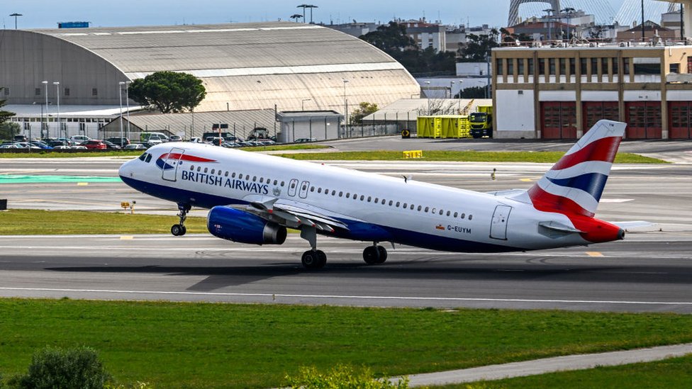 Un avión de la aerolínea British Airways despegando de la pista