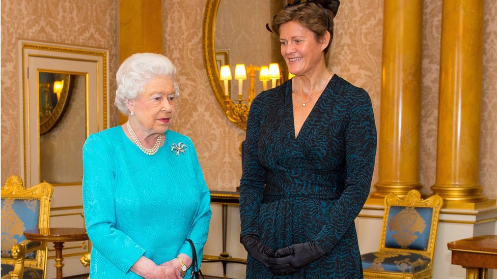 Королева Елизавета II (слева) и посол Великобритании в Китае Барбара Вудворд (14 октября 2015 г.)