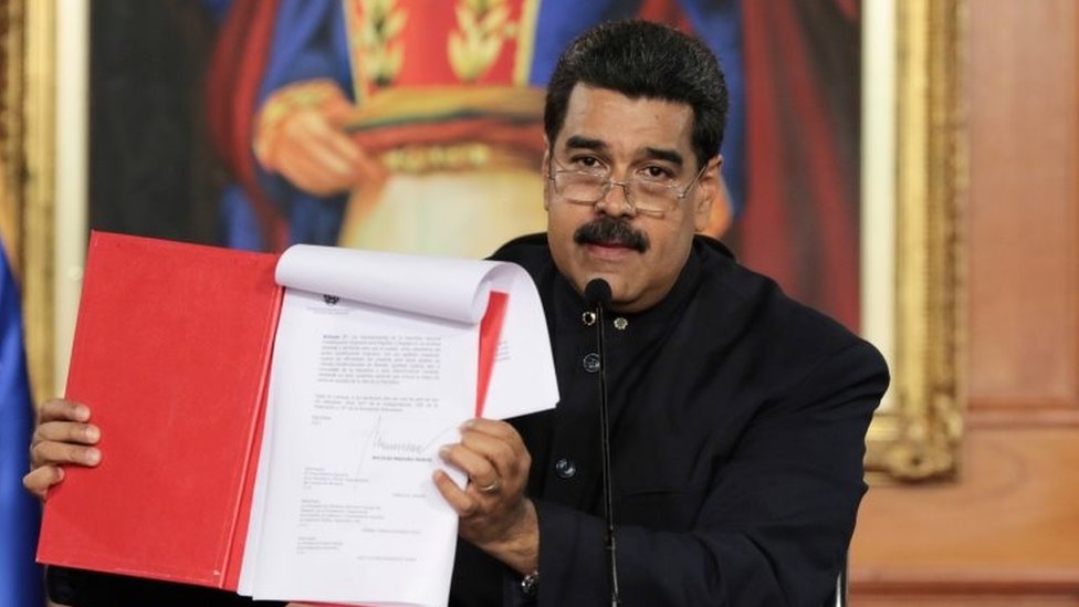 Президент Венесуэлы Николас Мадуро держит документ во время выступления на церемонии во дворце Мирафлорес в Каракасе, Венесуэла, 1 мая 2017 года.