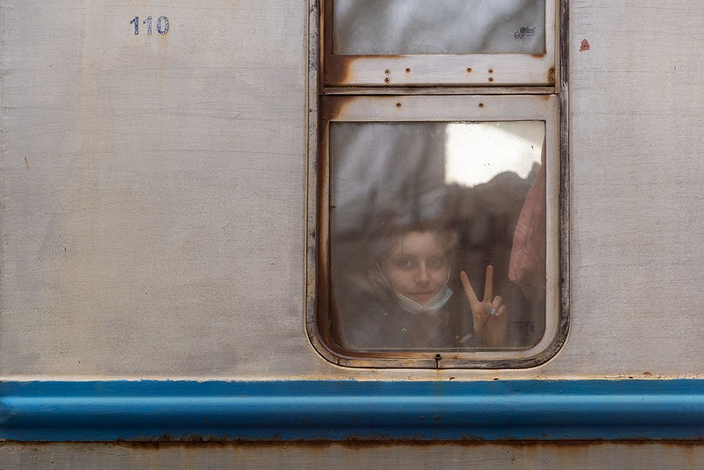 Maja Smiejkowska, Mart 2022'de Rusya'nın Ukrayna'yı işgalinin ardından Polonya'ya trenle giden bir çocuğun fotoğrafını çekti