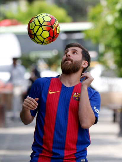 Parastesh ahora quiere mejorar sus destrazas y aprender algunos trucos de fútbol. Reza Parastesh