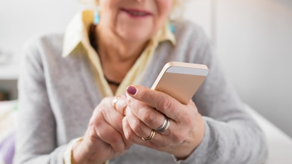 пожилая женщина пользуется смартфоном