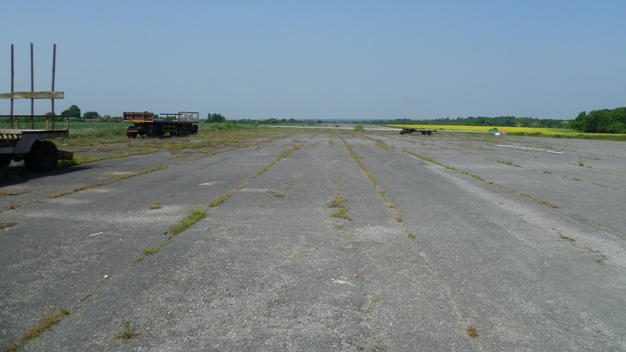 Взлетно-посадочная полоса Wisley Airfield