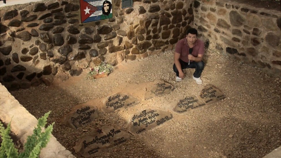 La búsqueda del Che comenzó después de que un militar revelara que su cuerpo estaba enterrado en Vallegrande. (Foto: Luis Velasco/BBC Mundo) Fosa del Che abierta al público (Foto: Luis Velasco/BBC Mundo)