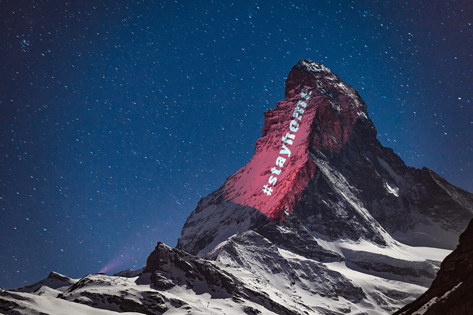 İtalya-İsviçre sınırındaki Matterhorn Dağı'na #stayhome (#evdekal) yazısı yansıtıldı. İsviçreli ışık sanatçısı Gerry Hofstetter bunun 