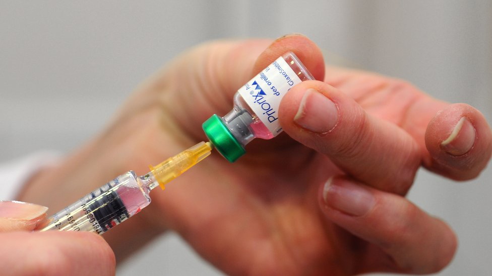 Типовая фотография вакцины, набираемой из флакона в иглу