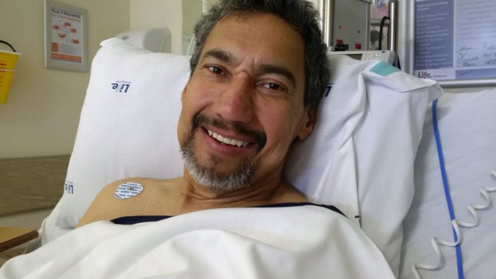 El periodista sudafricano Ray Hartle, quien recientemente recibió un corazón nuevo, señaló que los logros de Barnard no pueden discutirse solo en términos médicos. Ray Hartle, periodista, en la cama de un hospital.