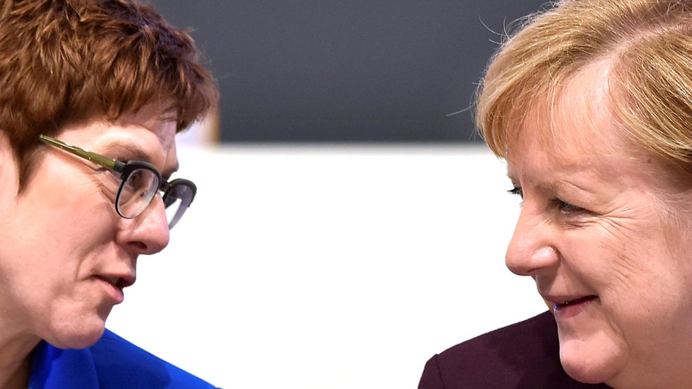 Канцлер Германии Ангела Меркель (справа) беседует с председателем партии Аннегрет Крамп-Карренбауэр во время партийного съезда Христианско-демократического союза (ХДС) в Лейпциге, Германия, 22 ноября 2019 г.