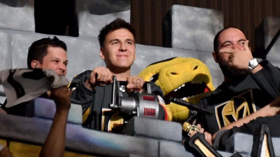 James Holzhauer (en el centro).