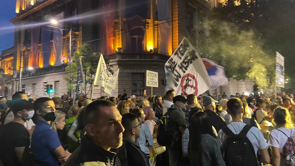 Antiglobalisti ispred zgrade Predsedništva Srbije