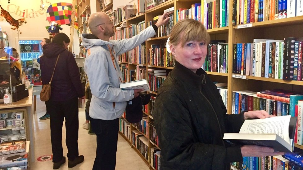 Клэр Платт в книжном магазине Эдинбурга