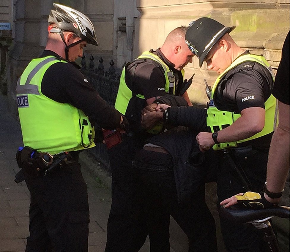 Al manos una persona no identificada fue detenida el martes en Birmingham. Persona detenida en Birmingham