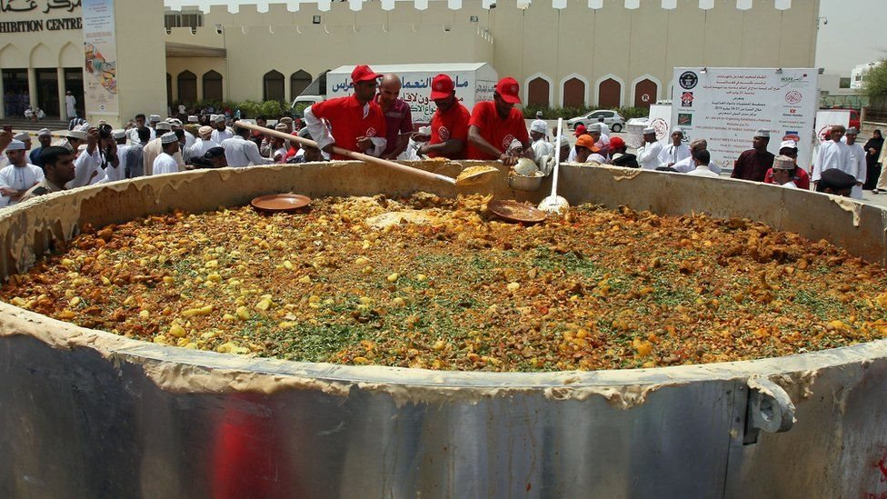 عمانيون يحضرون طبق الكبسة التقليدي