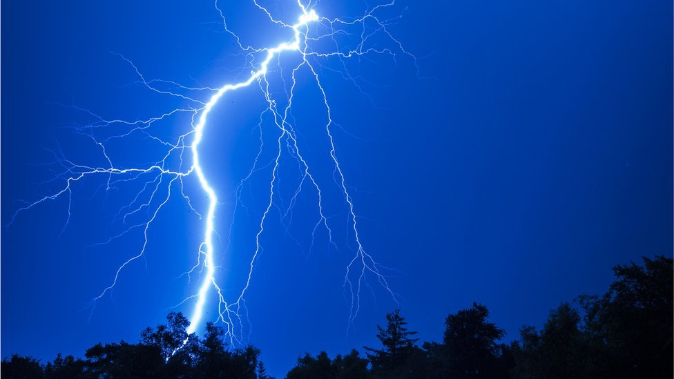 Why do thunderstorms happen after hot weather? - CBBC Newsround