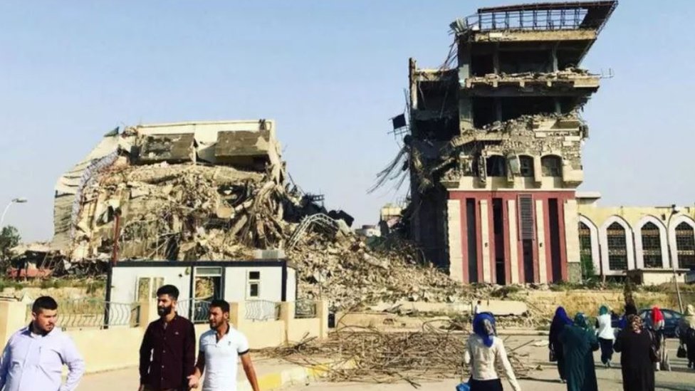 مبنى رئاسة الجامعة بعد تعرضه لقصف من تنظيم الدولة الإسلامية في المدينة