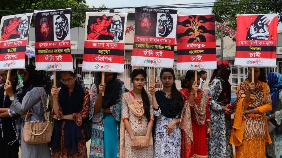 Другая организация провела акцию протеста против убийства Нусрат Джахан Рафи, девушки из медресе из Фени, которая была сожжена в отместку после обвинения в сексуальном насилии в отношении директора школы, в Дакке, Бангладеш, 12 апреля 2019 года