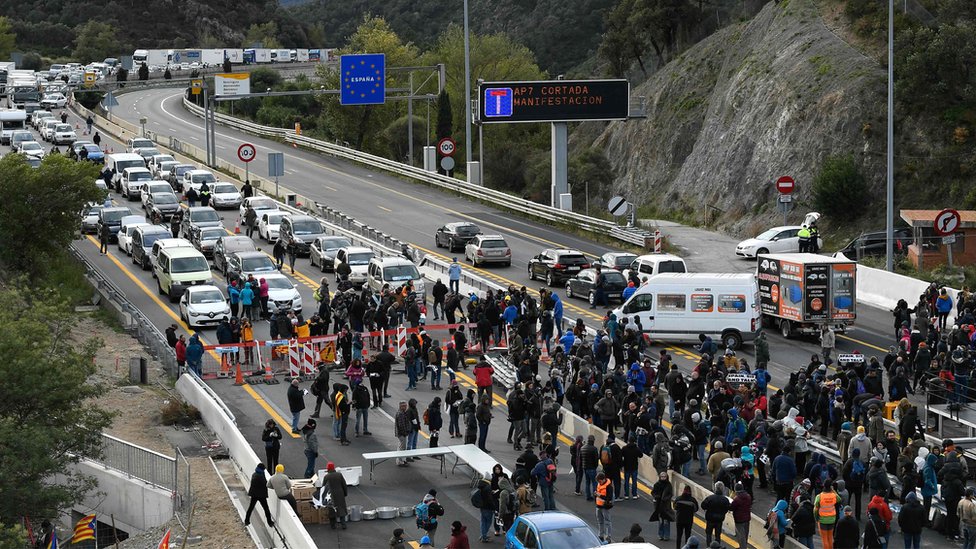 Протестующие блокируют автомагистраль AP-7 на испано-французской границе в Ла-Хонкера, северная Испания, 11 ноября 2019 г.