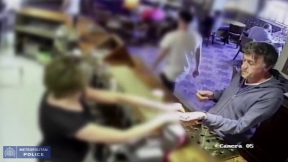 На изображениях с камер видеонаблюдения якобы изображен Даррен Осборн в пабе в Кардиффе